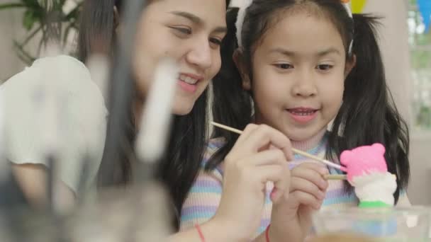 Siostra Siostra Baw Się Dobrze Malując Tynki Aby Udekorować Okazji — Wideo stockowe