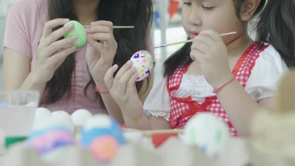 Hermana Hermana Que Divierten Coloreando Huevos Pascua Con Motivo Acción — Vídeos de Stock