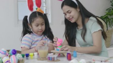 Kardeş ve kardeş Şükran Günü 'nü kutlamak için renkli alçılarla süsleyin. Paskalya Günü Konsepti.