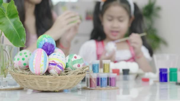 Hermana Hermana Que Divierten Coloreando Huevos Pascua Con Motivo Acción — Vídeos de Stock