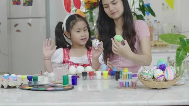 Hermana Hermana Que Divierten Coloreando Huevos Pascua Con Motivo Acción — Vídeo de stock