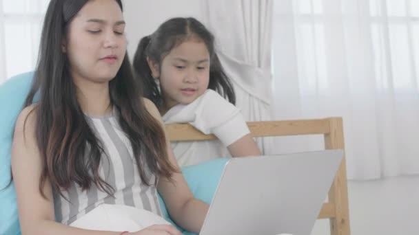 亚洲女孩和姐妹们正在使用笔记本电脑 电脑和平板电脑连接网络世界 小女孩在家里用因特网休息 — 图库视频影像