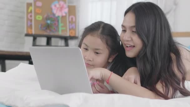 亚洲女孩和姐妹们正在使用笔记本电脑 电脑和平板电脑连接网络世界 小女孩在家里用因特网休息 — 图库视频影像