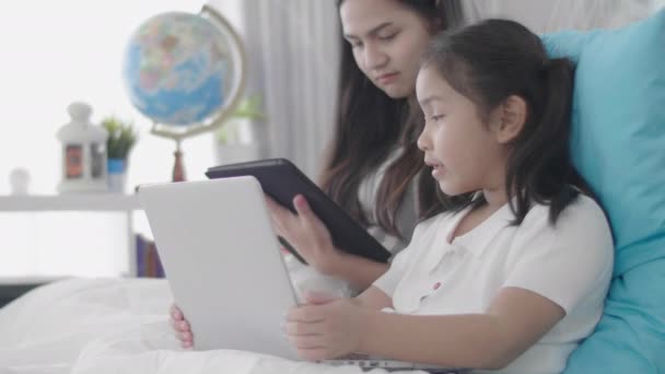 Meninas Asiáticas Irmãs Estão Usando Laptops Computadores Tablets Para Conectar — Vídeo de Stock