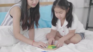 Mutlu aile zamanları, Asyalı ebeveynler evde karınca eğitme oyunu oynuyorlar..