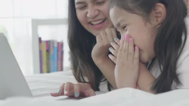 Asyalı Kızlar Kız Kardeşler Sanal Dünyaya Bağlanmak Için Dizüstü Bilgisayarlar — Stok video