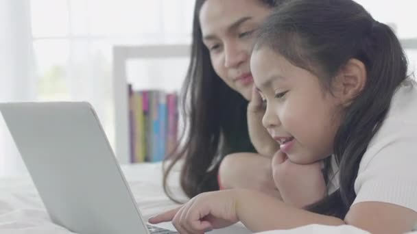 Las Niñas Hermanas Asiáticas Utilizan Ordenadores Portátiles Ordenadores Tabletas Para — Vídeos de Stock