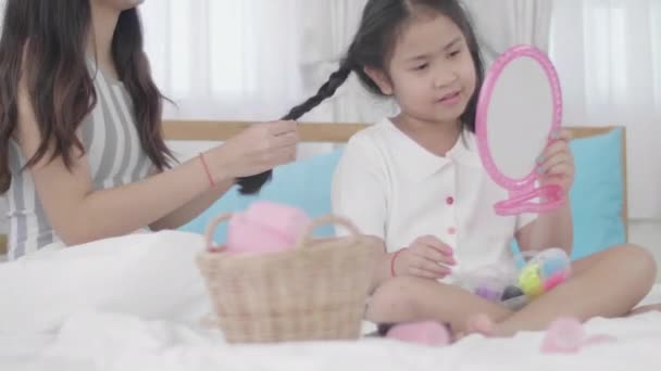 Glücklich Liebende Familie Zwei Schwestern Machen Haare Und Haben Spaß — Stockvideo