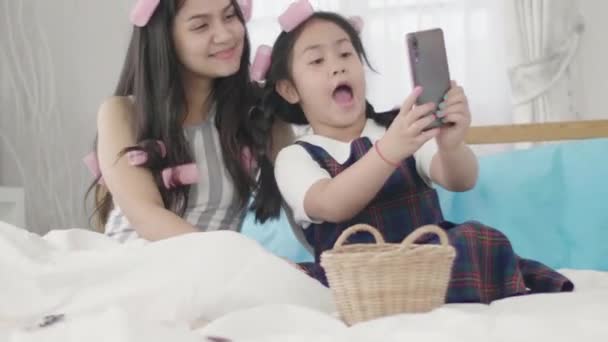 Poté Sourozenecké Dívky Skončil Dělat Vlasy Make Oba Vzali Smartphone — Stock video