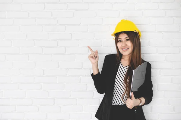 Business people in office with hard hat, safety first concept. — Stock Photo, Image