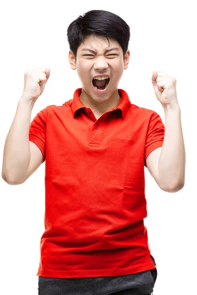 Kırmızı Tişörtlü Asyalı Çocuk Beyaz Arka Planda Yüksek Sesle Bağırıyor — Stok fotoğraf