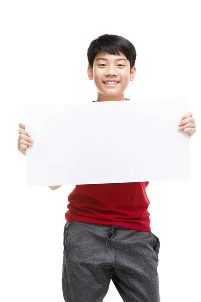 Junge hält leeres Schild. Teen boy hält leere Plakatwand. — Stockfoto