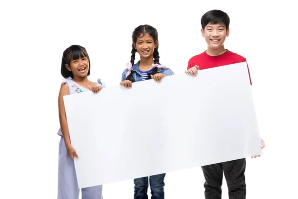 L'enfant asiatique tient le panneau blanc. Un garçon et une fille tiennent un billot vide — Photo