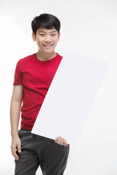 Мальчик держит пустой знак. Мальчик держит пустой рекламный щит . — стоковое фото