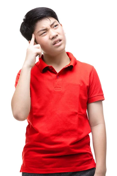 赤いシャツを着たアジアの少年何かを考えるふりをするt — ストック写真