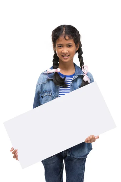 Junge asiatische Hand hält schwarze Tafel mit Kopierraum auf grauem Bac lizenzfreie Stockfotos
