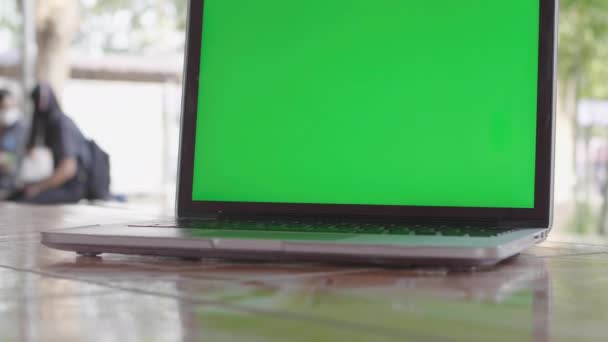 Πράσινη Οθόνη Του Φορητού Υπολογιστή Που Στο Χώρο Εργασίας — Αρχείο Βίντεο
