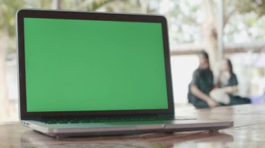 4K Yeşil dizüstü bilgisayar ekranı çalışma alanına ayarlandı .