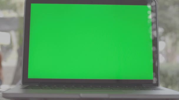 Зелений Екран Ноутбука Встановлений Робочому Просторі — стокове відео