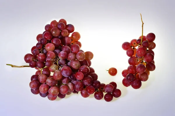 Dois Cachos Uvas Rosa Frescas Caindo Sobre Fundo Branco — Fotografia de Stock