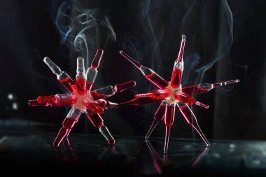 Kırmızı ilaç koronavirüs tedavisiyle cam ampuller arka taraftaki cam bir laboratuvar rafında iki kongre şeklinde yapıştırılmış.