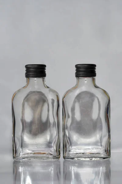 Zwei Leere Spirituosengläser Russische Wodkaflaschen Mit Schwarzen Kappen Und Geisterschädeln — Stockfoto