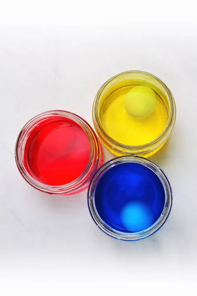 Τρία Γυάλινα Δοχεία Μπλε Κίτρινο Και Κόκκινο Χρώμα Για Αυγά — Φωτογραφία Αρχείου