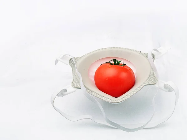 Eine Rote Tomate Einer Medizinischen Covid Maske Auf Weißem Hintergrund — Stockfoto
