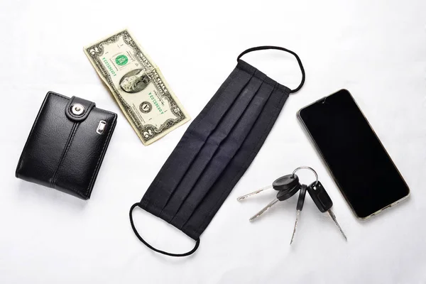 黒い財布 携帯電話 車のキー 黒い医療用繊維マスク 白い背景の2ドル紙幣から設定された最小限の男性 — ストック写真