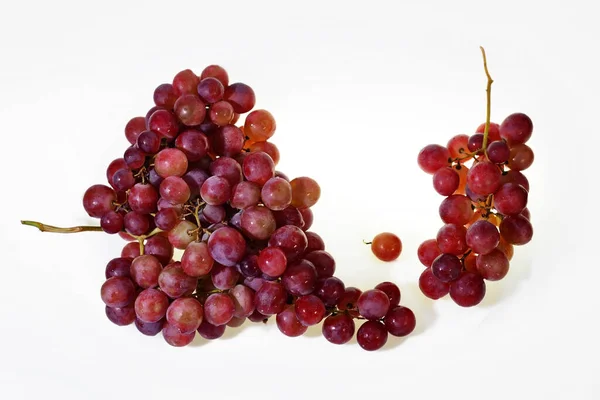 Dos Racimos Uvas Rosadas Vino Fresco Cayendo Aislado Sobre Fondo —  Fotos de Stock