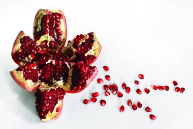 Dilimlenmiş nar ve dağınık nar tohumları Instagram fotoğrafında.