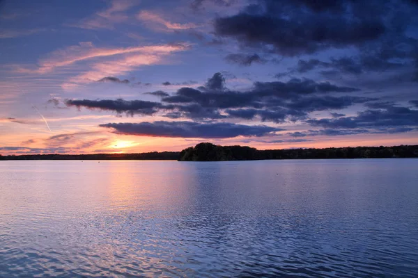 Άποψη Της Λίμνης Ηλιοβασίλεμα Γραφικά Χρώματα Σιλουέτες Και Γαλήνια Ατμόσφαιρα — Φωτογραφία Αρχείου