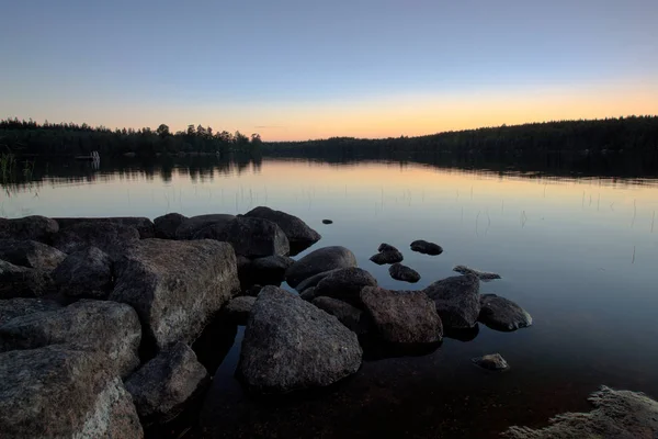 Pemandangan Danau Saat Matahari Terbenam Dengan Bermain Indah Warna Siluet — Stok Foto