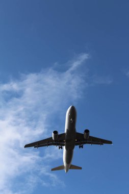 Berlin, Almanya - 07 Şubat 2019: Berlin-Tegel Havaalanına yaklaşan uçak