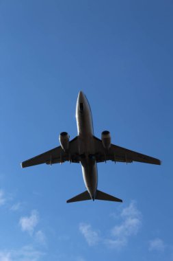 Berlin, Almanya - 07 Şubat 2019: Berlin-Tegel Havaalanına yaklaşan uçak
