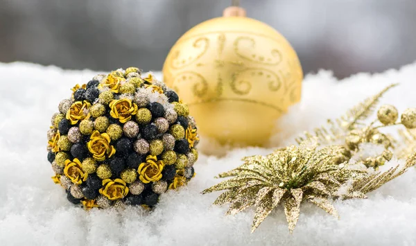 Kerstballen in de sneeuw, versieringen, ornamenten — Stockfoto