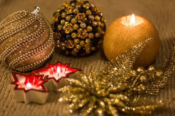 Julen arrangemang av ljus och blank dekor, gratulationskort — Stockfoto