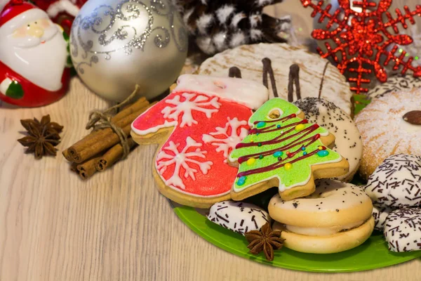 Biscuits de Noël élégamment décorés avec des bâtons de cannelle et des graines d'anis — Photo