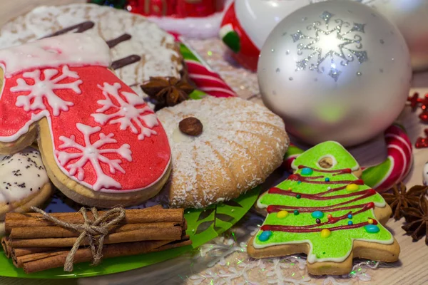 Biscuits de Noël élégamment décorés avec des bâtons de cannelle et des graines d'anis — Photo