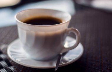 Restoranda bir masada hazır kahve fincan