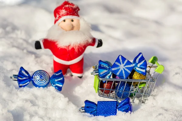 クリスマスとトロリーおもちゃサンタ クロースの背景の上のキャンデーです 新年のグリーティング カード メリー クリスマスと新年あけましておめでとうございます — ストック写真