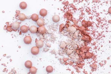 Toz allık için set arka ışık saçan bir etkisi ile topları içinde. Kalıcı makyaj kozmetik