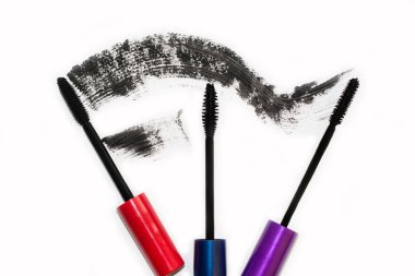 Üç farklı fırçalar için kirpik, siyah maskara sürün bir 
