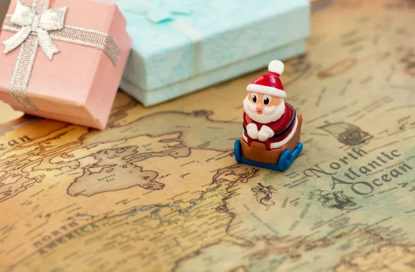 サンタ クロースは クリスマスと新年のためのギフトを与える世界地図上そりに行きます サンタを回る惑星 — ストック写真