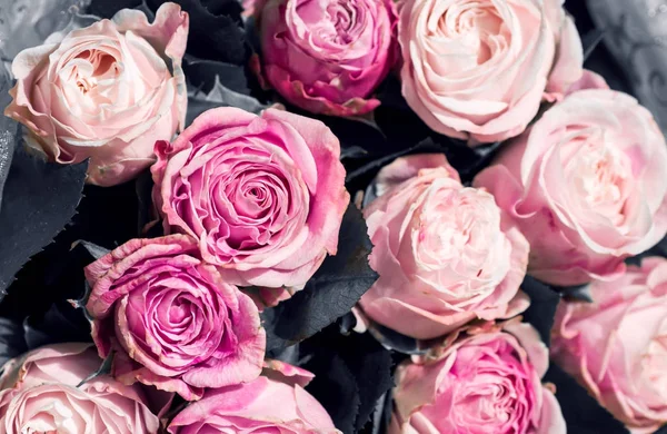 Soğuk bir güzel pembe gül buketi
