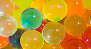 Çok renkli boncuklar su emer. Arka plan