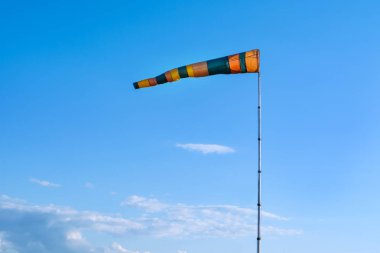 Mavi gökyüzü karşı bir alanda koni-Rüzgar yönü