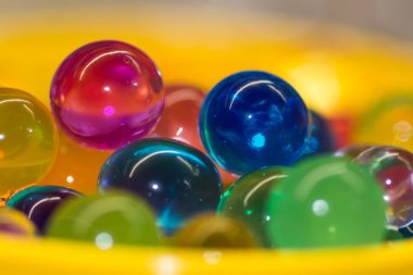 Çok renkli boncuklar su emer. Arka plan