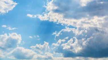 Mavi gökyüzünde beyaz kıvırcık bulutlar. Gökyüzü arkaplanı