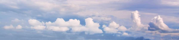 Fehér Göndör Felhők Kék Égen Égbolt Háttér — Stock Fotó